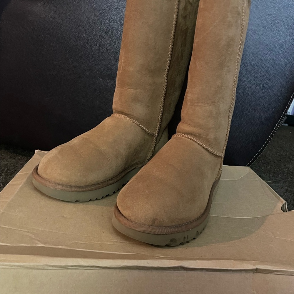 Ugg Women Classic Tall Boots, color chestnut 
Size 8 in women